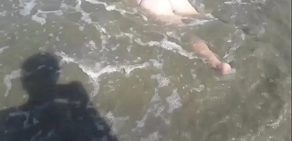 Gozando na cara da gostosa da praia